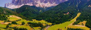 Sommerlandschaft mit Sicht auf die Alpen